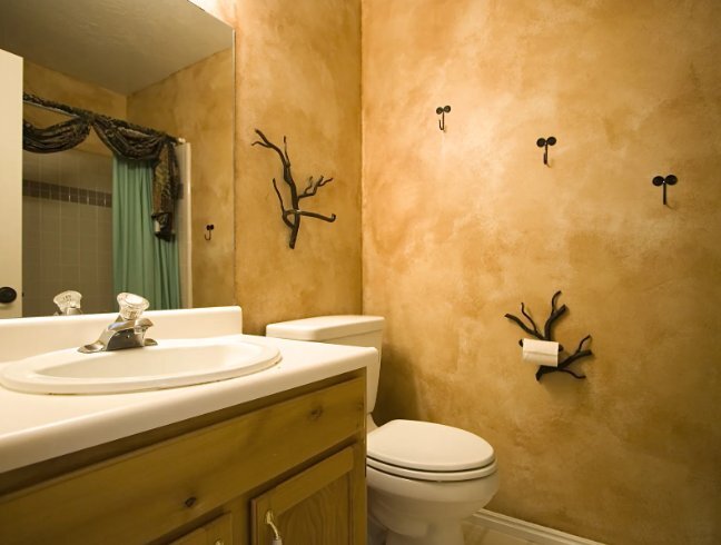 Можно ли применять декоративную штукатурку для отделки стен ванной комнаты и туалета - рекомендации по выбору и нанесению