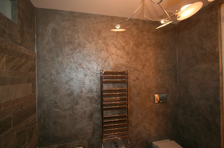 Можно ли применять декоративную штукатурку для отделки стен ванной комнаты и туалета - рекомендации по выбору и нанесению