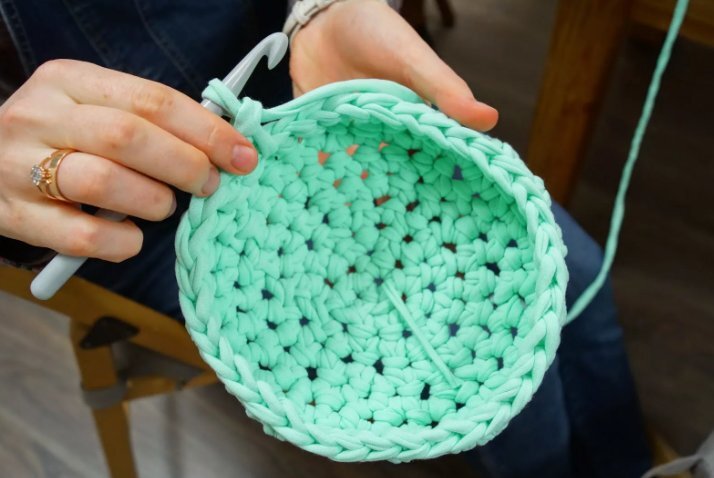 Как связать корзинку из трикотажной пряжи крючком - простой мастер-класс для начинающих