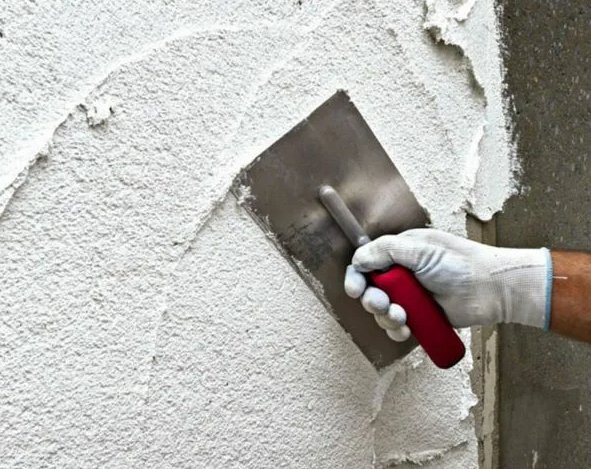 Можно ли применять декоративную штукатурку для отделки стен ванной комнаты и туалета - рекомендации по выбору и нанесению